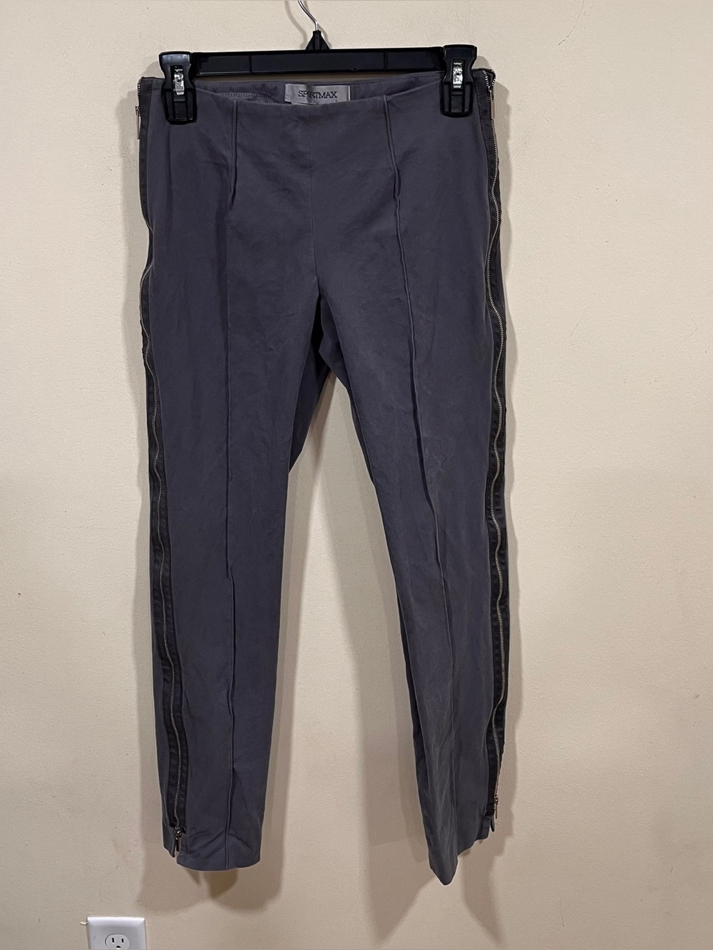 Sportmax grey trousers featuring full-length side zipper detailing Size US 4 EUC